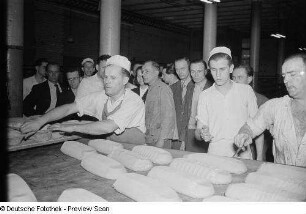 Besuch ausländischer Genossenschaftler in einer Großbäckerei