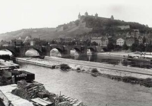 Würzburg, Stadtansicht : Würzburg. Stadtansicht mit Alter Mainbrücke und Festung Marienberg von Nordosten
