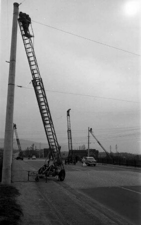 Montagearbeiten an der Autobahnausfahrt Rüppurr.