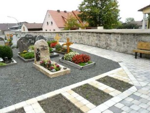 Kirchhof im Osten mit Kirchhofmauer (Wehrgang mit Steinbrüstung im 18 Jh abgetragen) im Verlauf