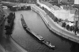 Berlin: Blick vom Reichstag auf Spreebogen mit Schlepper