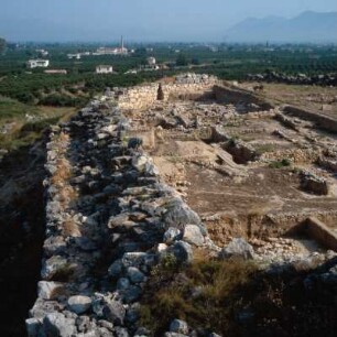 Tiryns, Blick von Westmauer der Unterburg ins neue Grabungsgelände, 3. und letzte Bauphase, Mitte 13. Jh. v. Chr.
