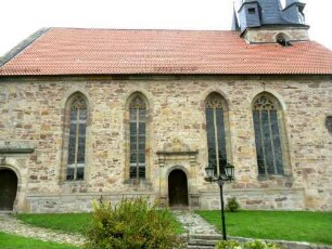 Evangelische Kirche - Langhaus (neu erbaut Jahr 1617) über Traufseite Süd mit Maßwerkfenstern sowie Portalen in Übersicht