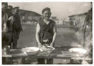 Fotos aus dem Kriegsgefangenenlager Puchheim: Nr. 33: Tartar beim Wäschewaschen