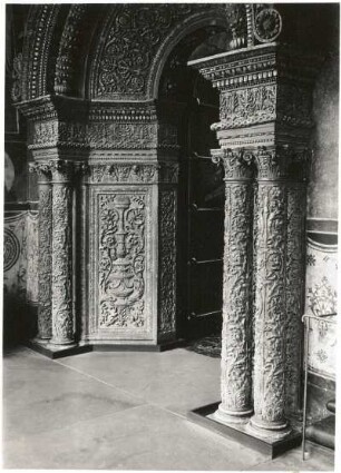 Moskau, Russland. Kreml. Mariä-Verkündigungs-Kathedrale (Blagowestschenski Sobor) (1484-1489), Inneres. Portal des Kernbaus (wohl Alovisio Novo)
