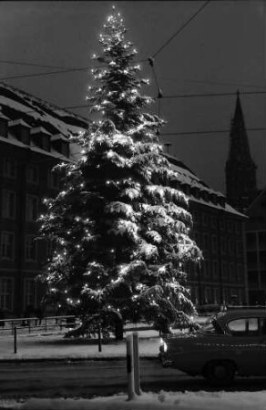 Freiburg: Platz am Siegesdenkmal, Tannenbaum mit Lichtern (allein)