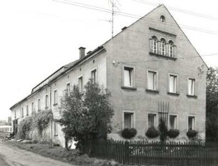 Pulsnitz, August-Bebel-Straße 22. Dreiseithof (bezeichnet 1883). Wohnstallhaus