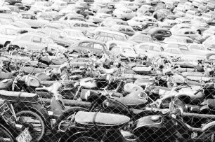 Schauinsland: Dicht gedrängter Parkplatz; Holzschlägermatte; Vordergrund Fahrräder am Zaun