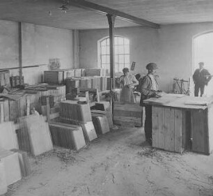 Sortier- und Packraum : Technikgeschichte | Technologie | Glasfabrikation | Tafelglas | auf deutsche Art
