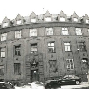 Calau, Karl-Marx-Straße 130. Verwaltungsgebäude (Polizeibehörde, sogenanntes Kreishaus. 1924/1926; Thiede). Hofseite (Teilansicht) mit Hofportal