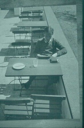 Dessau. Bauhäusler J. Thain auf der Bauhausterrasse (1930)