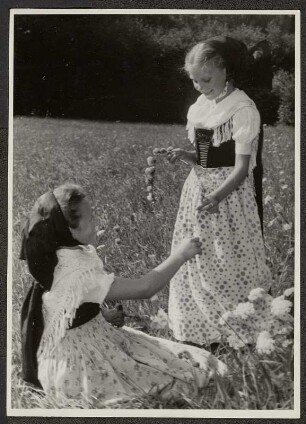 Mädchen in sorbischer katholischer Tracht. : Holčce w serbskej katolskej narodnej drasće.