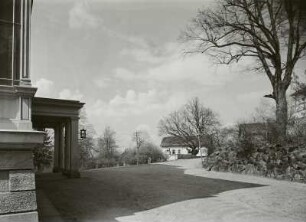 Königliche Villa : Königliche Villa (1893; H. W. Teichgräber). Blick über den Portikus zu Nebengebäuden