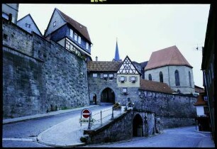 Kronach: Stadttor, Mauer und Kirche, von außen