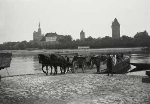 Tangermünde, Blick auf die Stadt mit Pferdefuhrwerk : Tangermünde. Altstadt mit Stephanskirche und Burg. Blick über die Elbe nach Nordwesten. Im Vordergrund Wagenfähre (mit Pferdefuhrwerken) an der Anlegerampe
