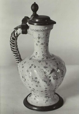 Fayence-Enghalskrug mit Vogelmotiv