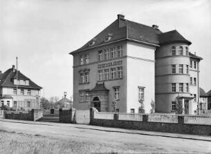 Wurzen, Handelsschule : Wurzen. Öffentliche Höhe Handelslehranstalt (um 1920), Eduard-Schulze-Straße 3. Straßenansicht