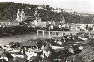Passau, Stadtansicht : Passau. Blick vom Kuhberg auf die Stadt zur Feste Oberhaus
