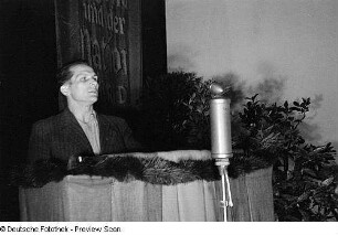 Aufnahmen einer Versammlung anlässlich des 1. Parlaments der FDJ in der Stadthalle in Brandenburg/Havel