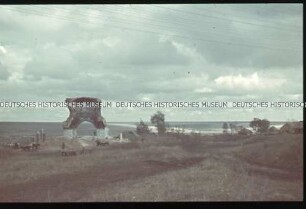 Kirchen?-Ruine und Bauernkaten nahe eines Strandes