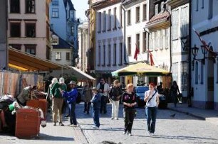 Altstadt in Riga : Touristen in einer Altstadtgasse hinter der Petrikirche. Aufgenommen in Riga im Juni 2008