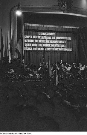 Blick auf die Bühne während des Auftritts eines Sinfonie-Orchesters bei einer Festveranstaltung
