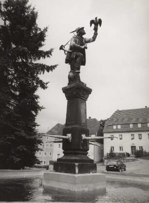 Falknerbrunnen. Sandstein (1912; R. Hölbe). Lauenstein, Markt