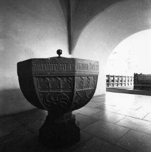 Taufstein : Taufstein (1562). Martinszell im Allgäu, Katholische Pfarrkirche Sankt Martin, Kapellenbogen