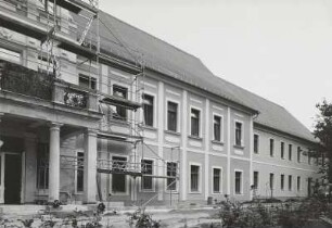 Ohorn, Rittergut : Ohorn. Ehemaliges Rittergut (18. Jahrhundert), Am Pflegeheim 2. Herrenhaus. Schauseite mit Portikus und Anbau