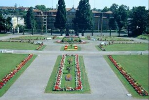 Blumenrabatten bei der Orangerie