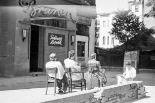 Vor dem Friseursalon