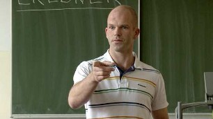 Zwischen den Stühlen