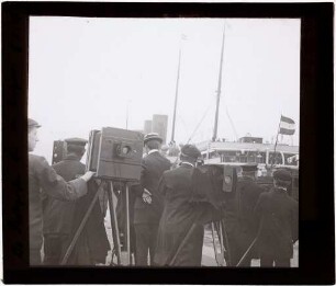 Fotografen bei der Ausfahrt des Schiffes "Kronprinzessin Cecilie" (Jungfernfahrt)