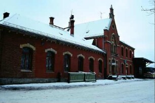 zweigeschossiges Empfangsgebäude, straßenseitig