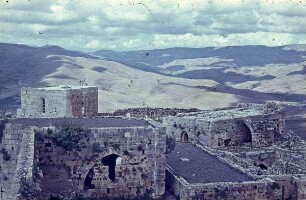 Cr. D. Chev. [Crac des Chevaliers] Blick v. Donjon [nach] NNW