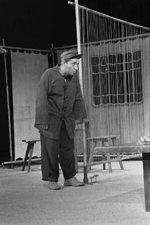 Szenenbilder aus "Hirse für die Achte", altes chinesisches Volksstück mit N. Christian, R. Schelcher, H. Schubert, L. M. Weber, J. Kamper, F. Düren, F. Gnaß, Berliner Ensemble, 1954