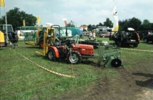 Fotografie: Gartenbautechnik-Freiland, Transport, Gabelstapler, Knicklenkung