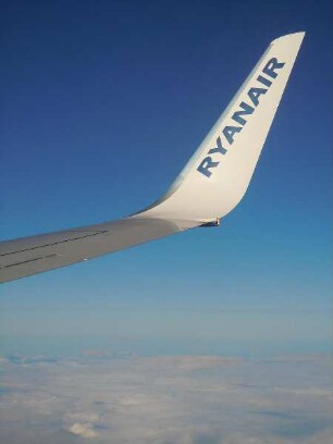Tragfläche einer Boeing 737 : Blick auf die Tragfläche einer Boeing 737 der irischen Fluggesellschaft Ryanair. Aufgenommen am 4. August 2011