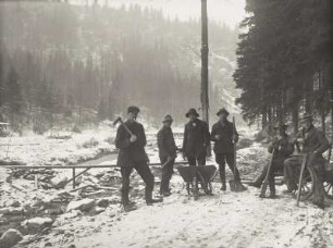 Gruppe von Waldarbeitern beim Wegebau, posierend