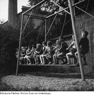Kindergärten (Großschaukel, Beschäftigung, Spiel, Haare schneiden, Säuglinge)