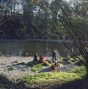 Hansjakob, Gottfried; München - Oberföhring; Isarinsel - Isar, Ufer mit Kiesbett, Aufnahme mit Spaziergängern