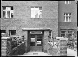 Eingang der Stadtteilbibliothek in der Wernigeroder Straße