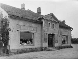 Rothenburg in der Oberlausitz, Industriewaren- und Lebensmittelgeschäft : Rothenburg/Oberlausitz. Industriewaren- und Lebensmittelgeschäft am Markt