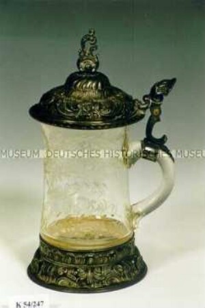 Krug mit Zinnmontierung und Schliffdekor