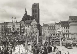 Kundgebung auf dem Markt in Wismar : Wismar, Am Markt. Kundgebung auf dem Marktplatz. Blick nach Südwesten gegen die Marienkirche