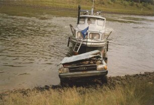 Bergung eines Personenkraftwagens aus dem Elbe-Seitenkanal