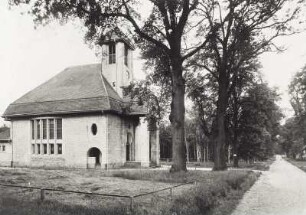 Graupa (Pirna-Graupa), Lindenallee. Pfarrkirche (1902). Ansicht von Nordwest