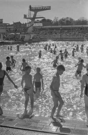 Kinder im Freibad Pankow, 1966. SW-Foto © Kurt Schwarz.