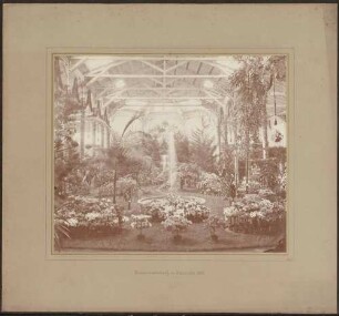 Ausstellungshalle mit Pflanzenkultur und Springbrunnen.