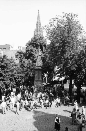 Freiburg: wartende Leute vor dem Schwarz-Denkmal